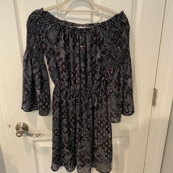 Mini Dress- Off the shoulder - Picture 2 of 8